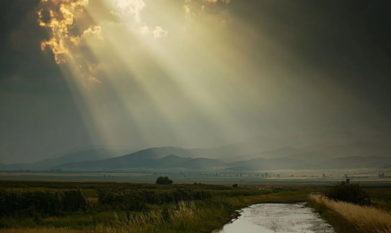 A imagem mostra a chuva e o sol em um determinada região 